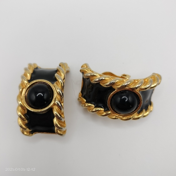 Women's Swirl Gold Tone and Black Enamel Clip On Earrings Luxury Formal Classic - Picture 1 of 11